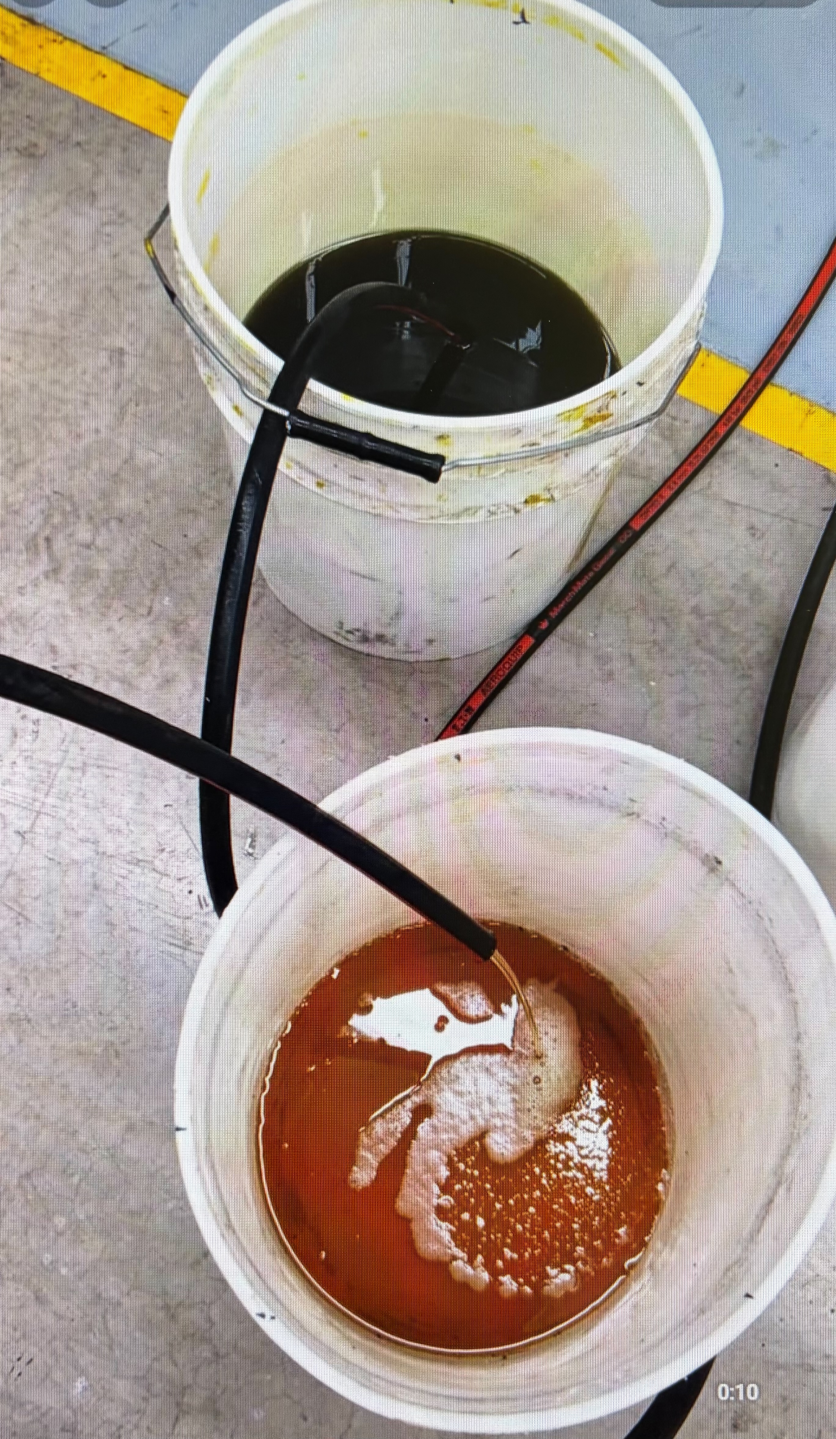 バケツ上：濾過前Oil／バケツ下：濾過後Oil の比較